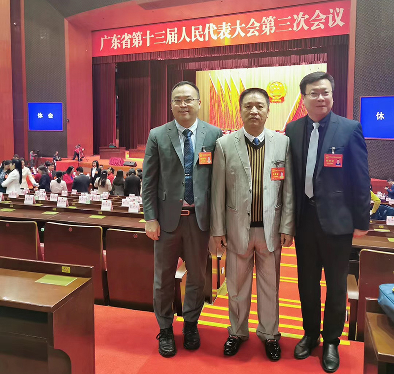 刘国熙（左1）.jpg